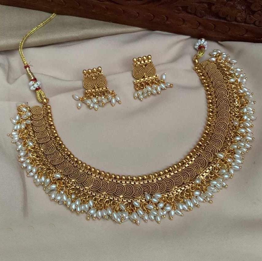 Necklace in temple pattern with pearls