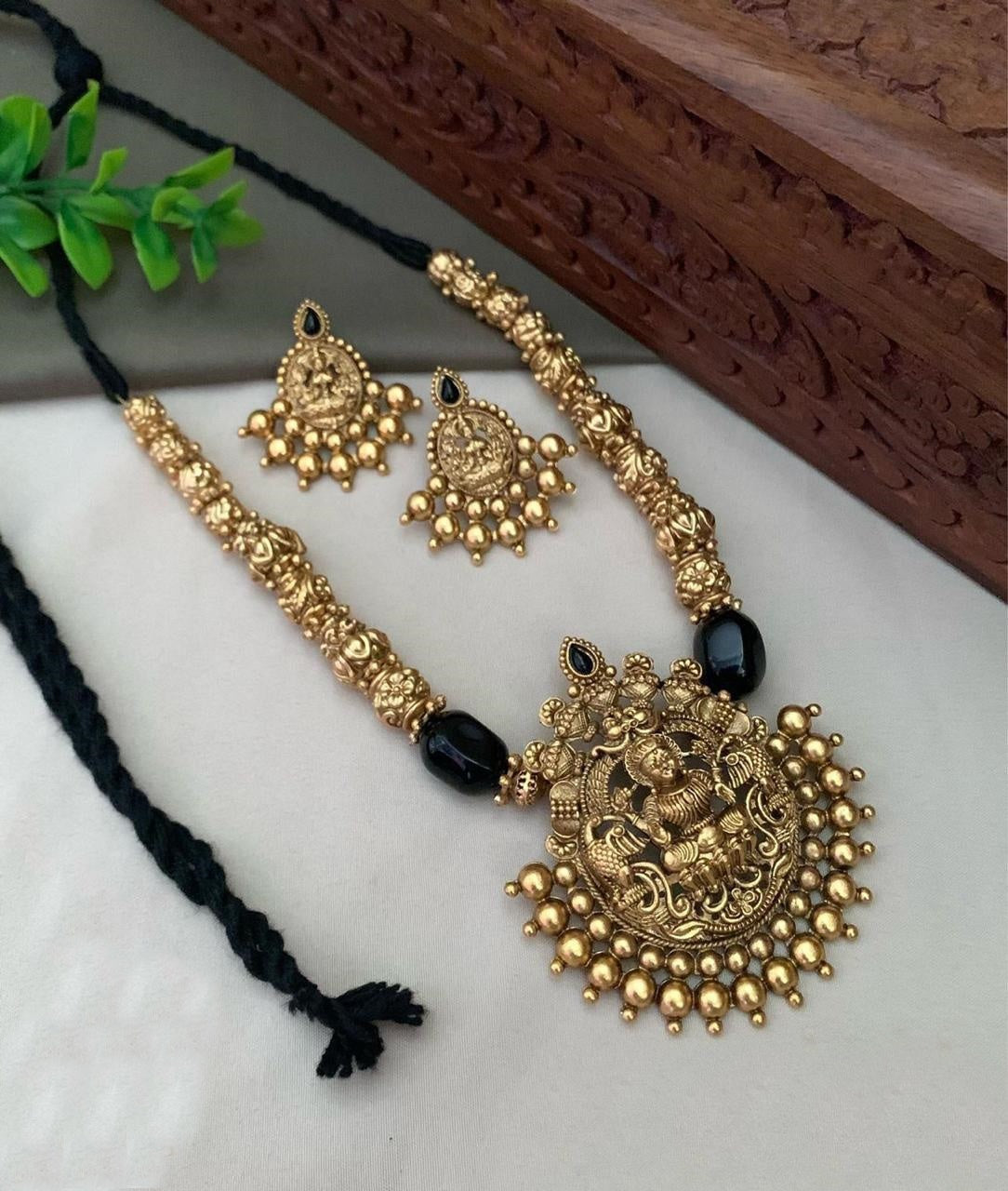 Gold Plated Necklace Set in Silk thread